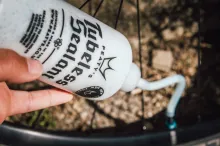 bezdušový tmel Peaty's Tubeless Sealant 500 ml (1)