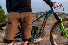 volné kraťasy 7MESH Glidepath Short Men's Loam (6)