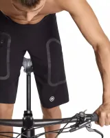 volné kraťasy ASSOS TACTICA CARGO Shorts T3 Black Series (7)